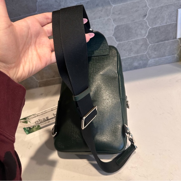 Louis Vuitton Avenue SlingBag Tiaga Leather Green - Picture 6 of 16